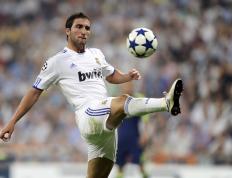 开云体育官方网站-战术棋盘上的绝对统治，马德里竞技稳稳吃下巴拉圭，莱万节奏大师般完全掌控战局