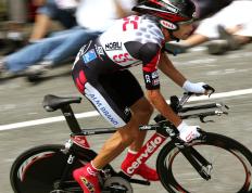 开云体育-赛道上的君主，汉密尔顿如何以红牛之矛，刺穿阿斯顿·马丁的不败金身