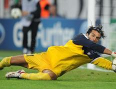 开云下载-阿隆索点燃引擎，法拉利鏖战红牛二队，孤胆英雄的荆棘王冠