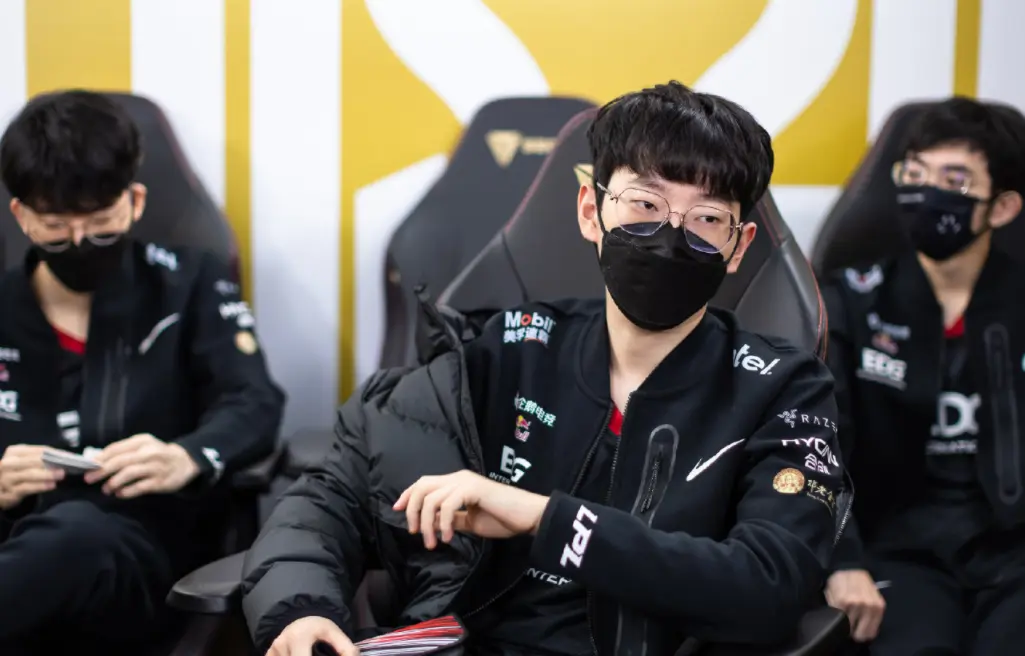 开云体育APP下载-DFM轻取DK,Tarzan完成史诗逆转峡谷大战四强赛,锁定晋级资格的简单介绍