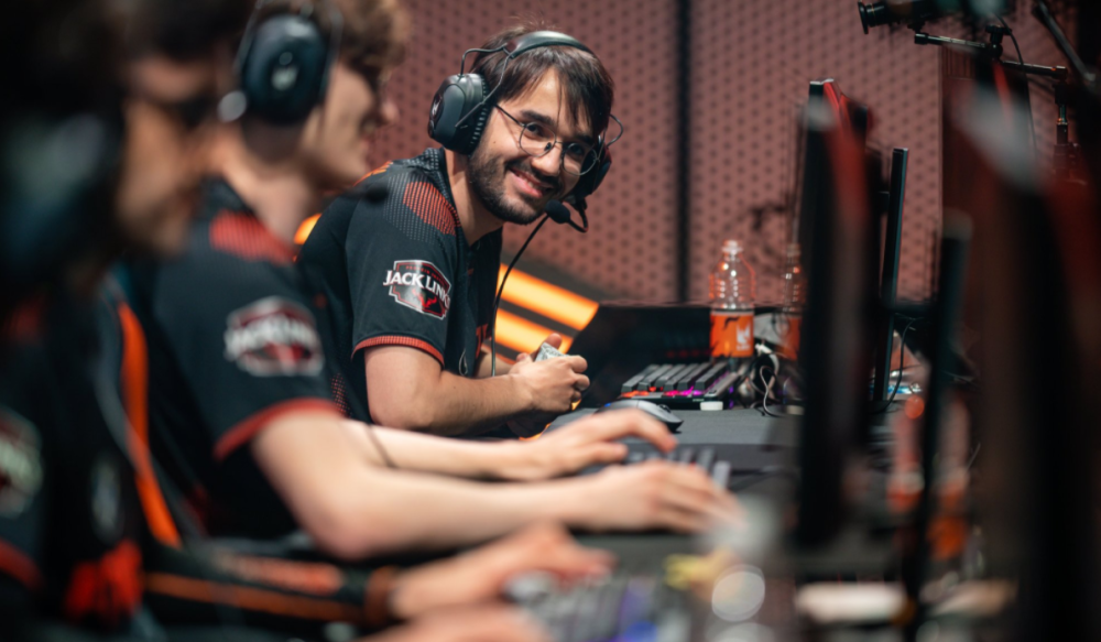 开云体育app-FNC鏖战MAD,Canyon开启传奇时刻激烈交锋八强赛,留下经典瞬间