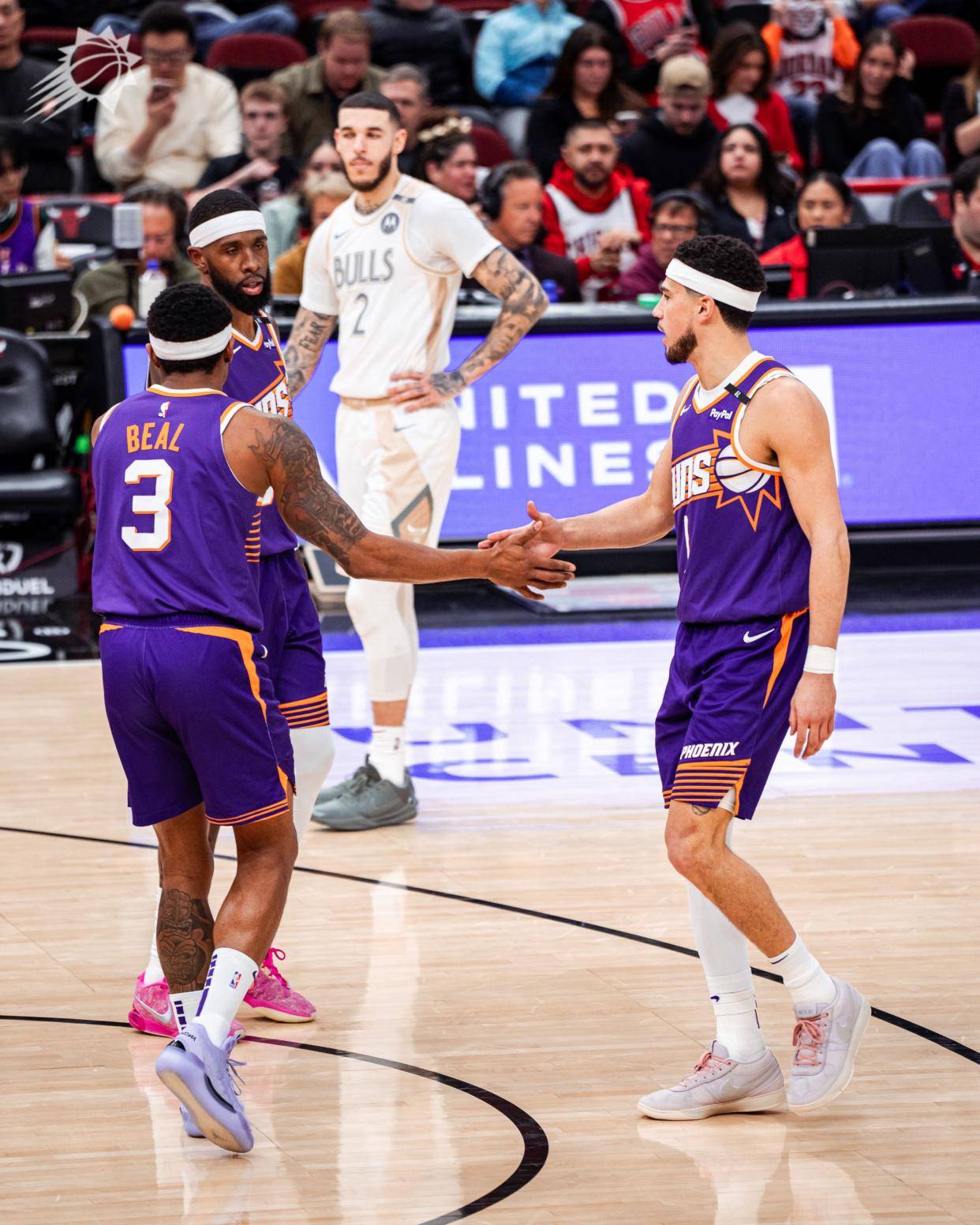 开云体育在线-太阳队大胜国王，布克砍下42分