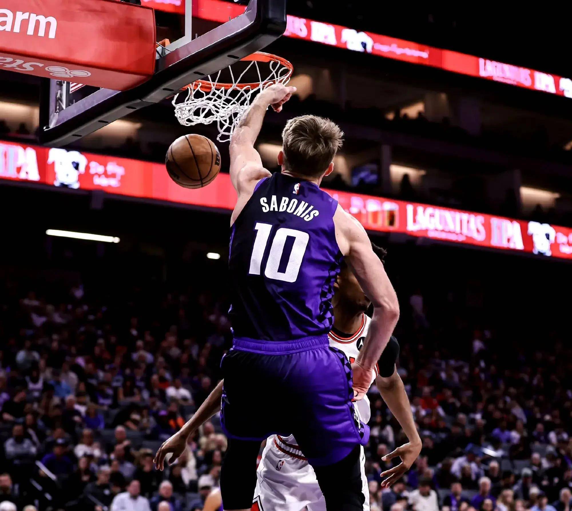 开云下载-爵士疯狂反扑，森林狼惊险逃脱