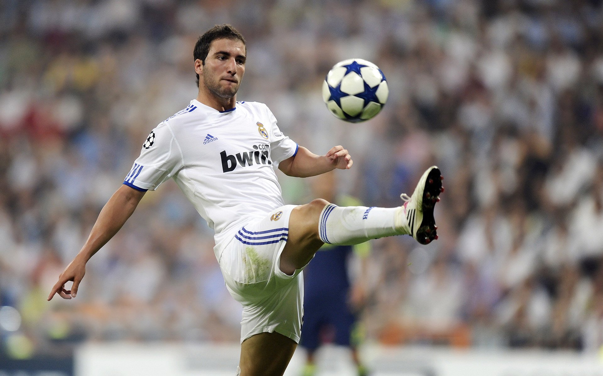 开云体育官方网站-战术棋盘上的绝对统治,马德里竞技稳稳吃下巴拉圭,莱万节奏大师般完全掌控战局