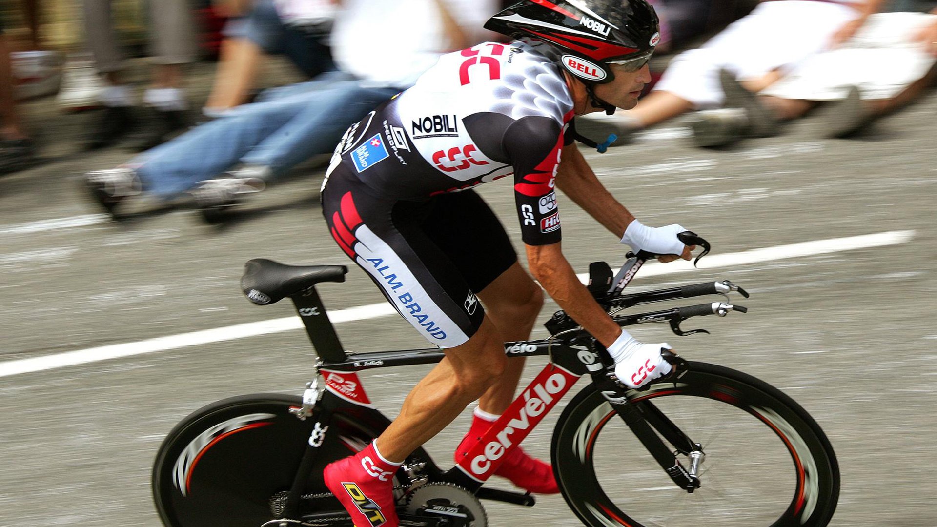 开云体育-赛道上的君主，汉密尔顿如何以红牛之矛，刺穿阿斯顿·马丁的不败金身